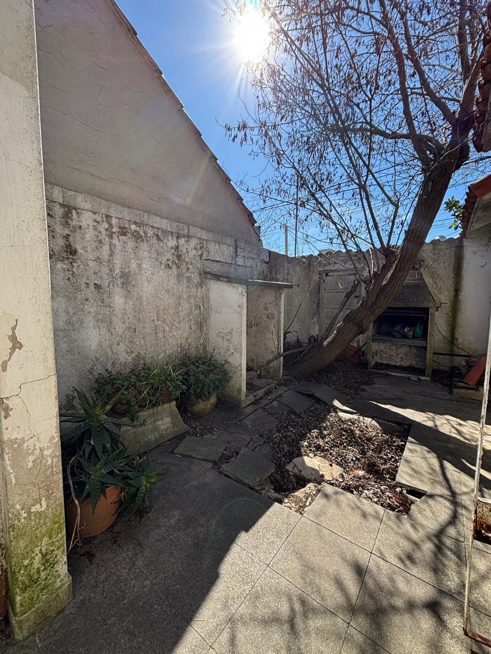 Venta Casa 3ambientes con Garaje - a Reciclar - Barrio Constitución